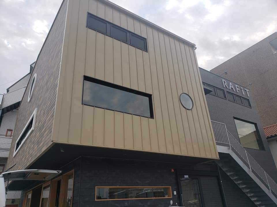 工作教室ツクルス熊本はトランポリンスタジオRAFiTの2階ルームで行います。外観写真